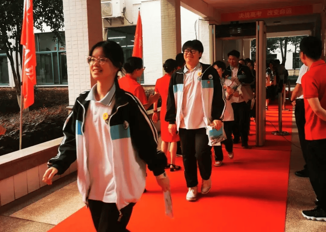 场口中学老师们向同学们身穿红色旗袍或者短袖的带着美好祝福"无奋斗