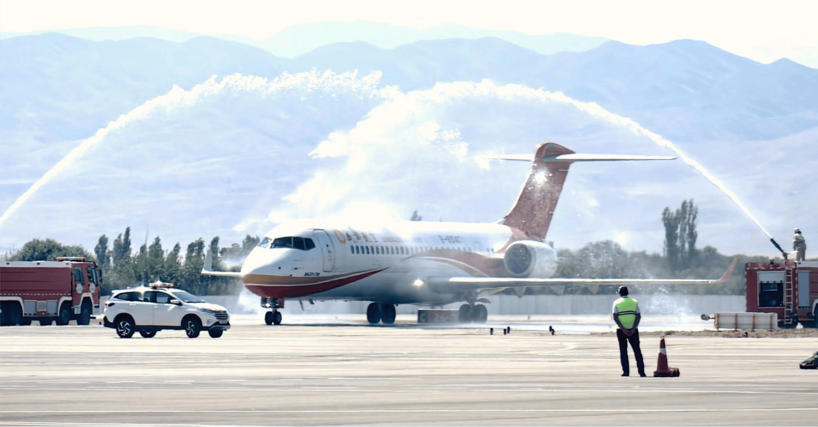 由成都航空arj21飞机执飞的eu2977次航班,从中国喀什徕宁国际机场飞往