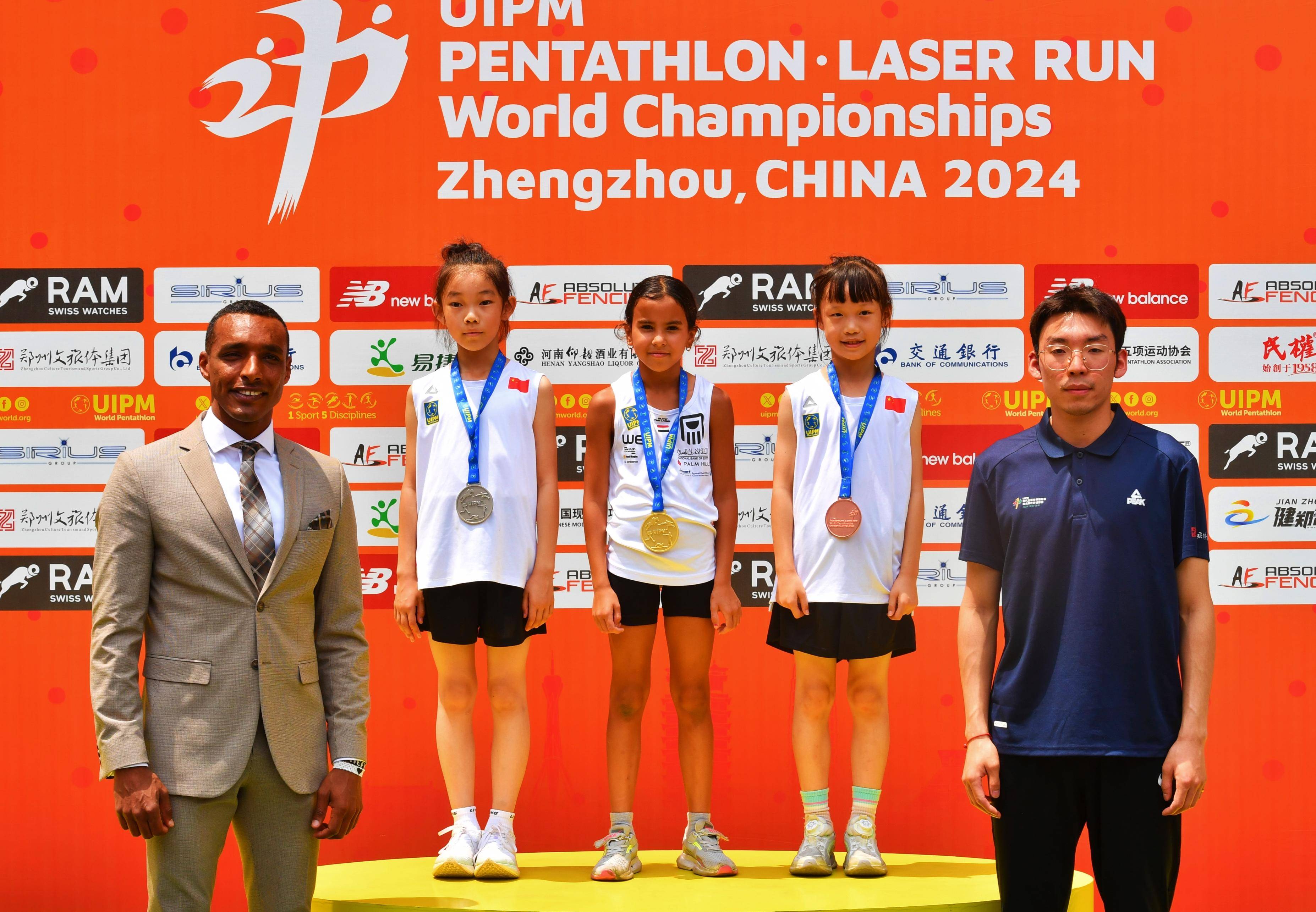 郑州双世锦赛第一天 7岁埃及小姑娘夺得首金