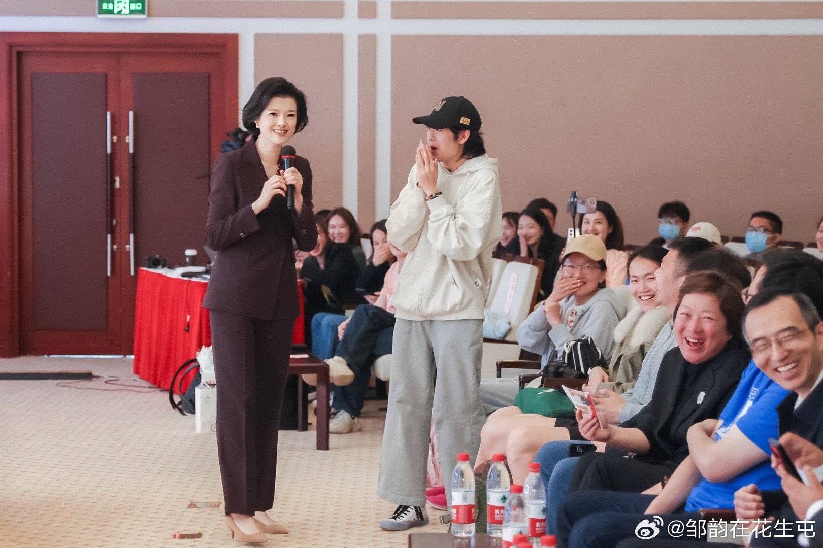 《高端访谈》三位主播同台,何岩柯帅气,王冠稳重,邹韵知性优雅