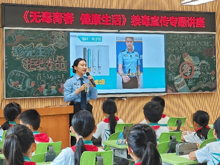 图为民警为学生科普"上头"电子烟相关知识.