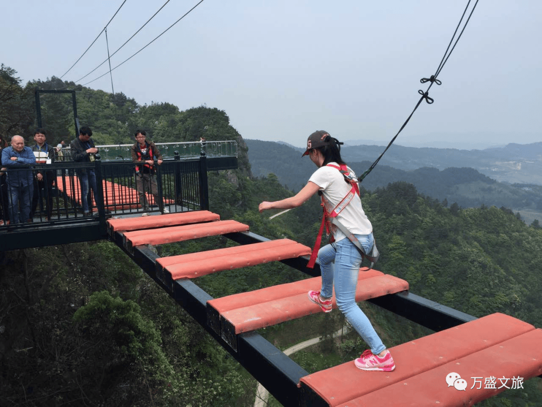 上午:梦幻奥陶纪激情活力游第二天联系电话:18290477069推荐民宿:青山
