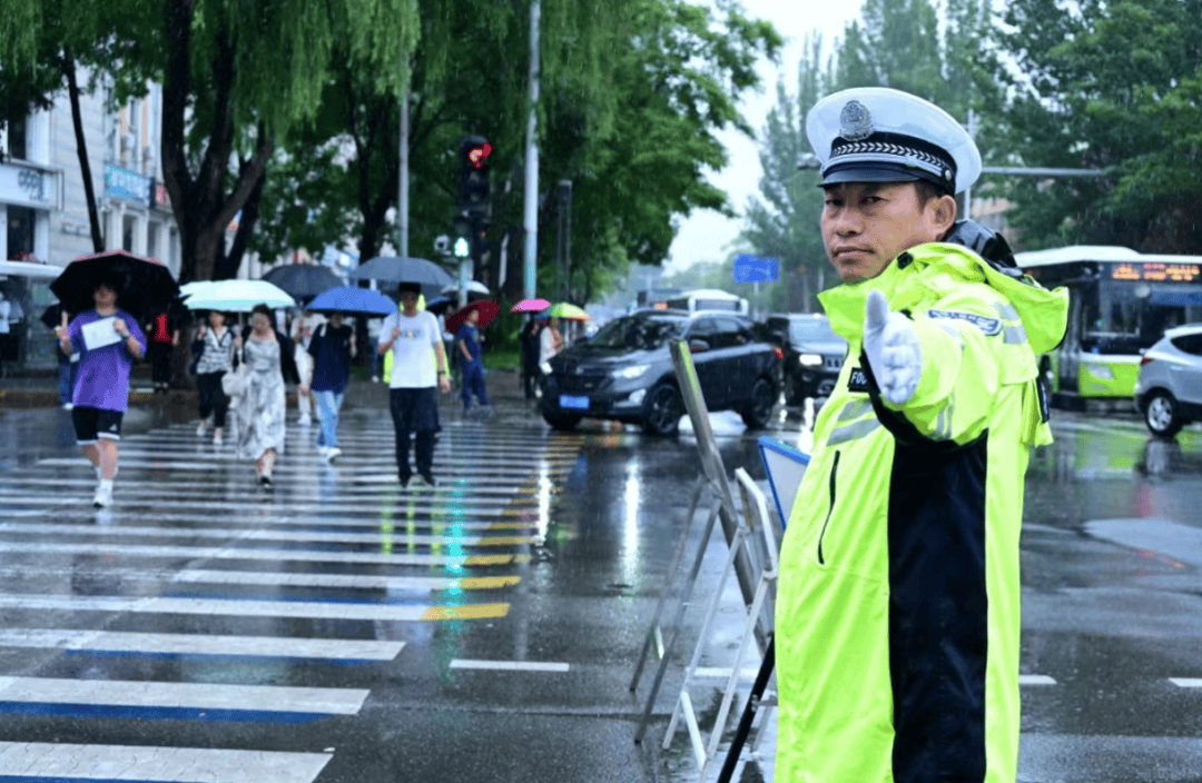 北京警察的高考"打开"方式.