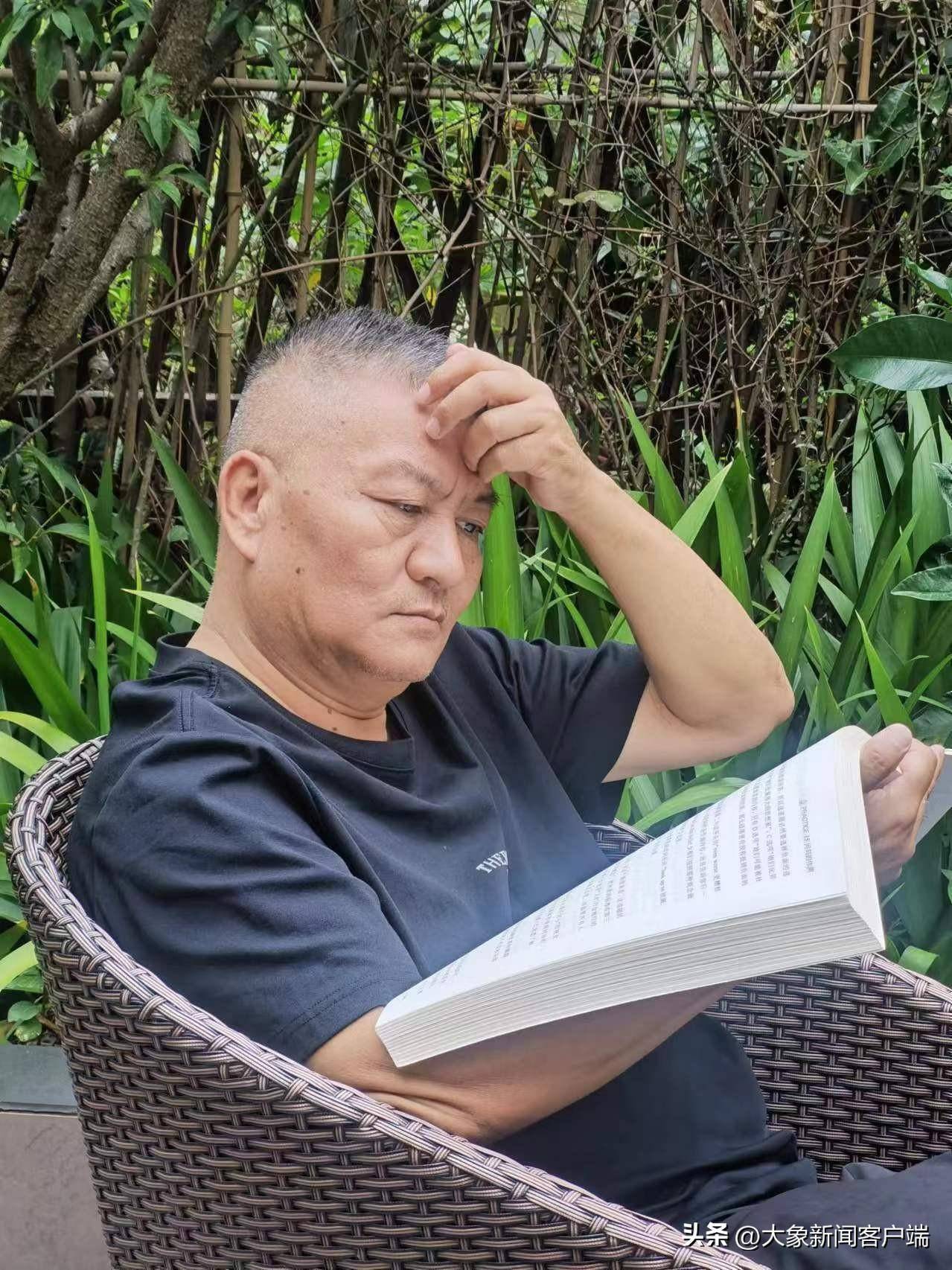 28次走进考场的“高考钉子户”梁实：最后一战丨大象深度