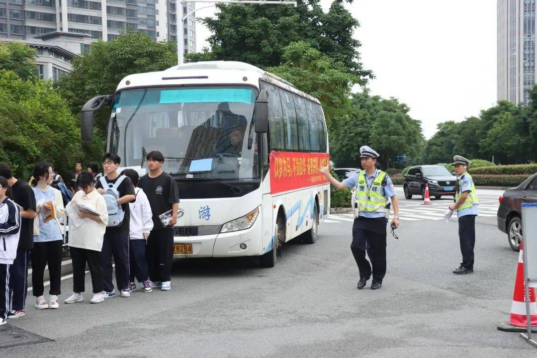 宁德一中考点外,民警为考生办理临时身份证.