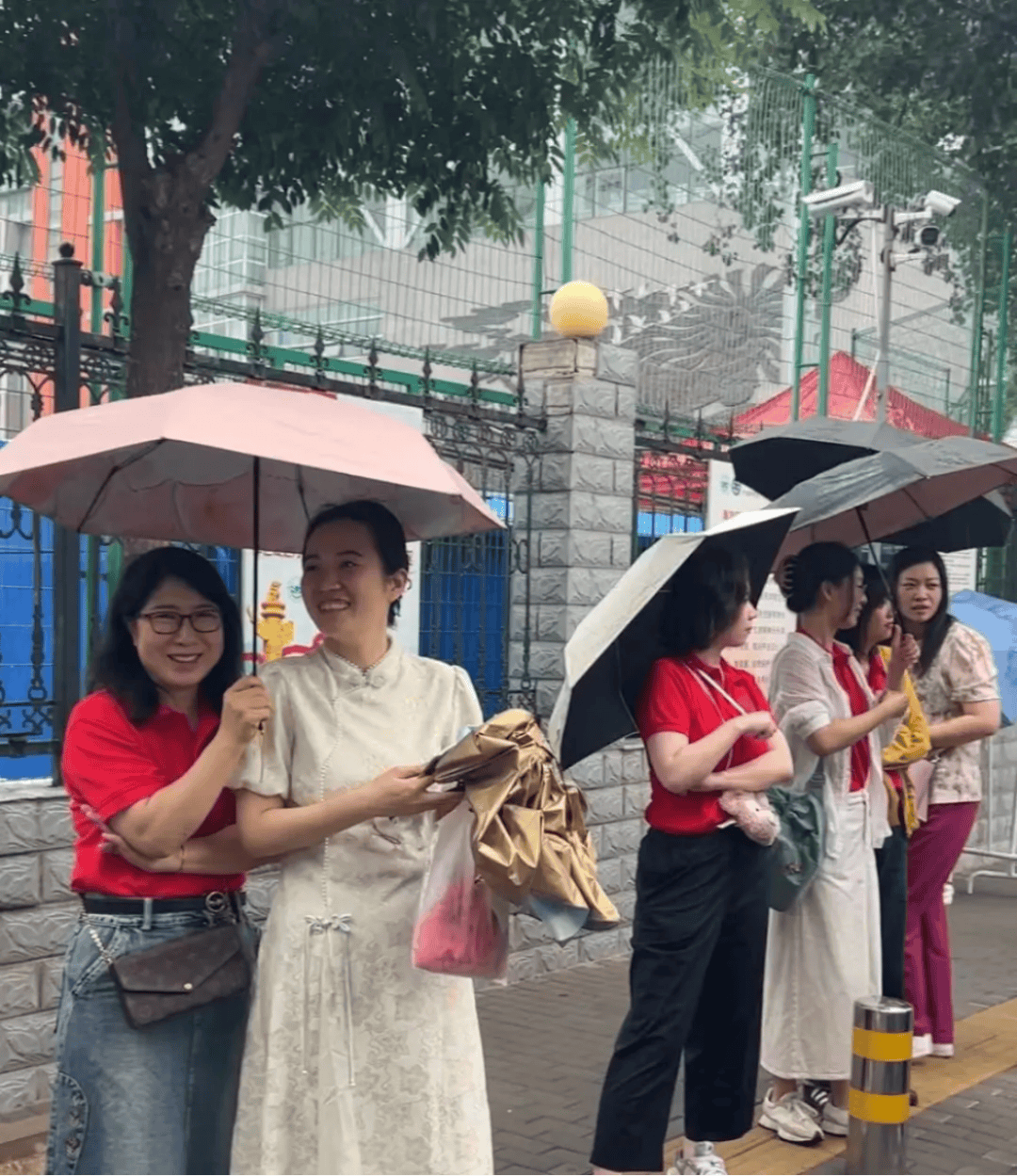 高考首日,考场之外,他们一路同行