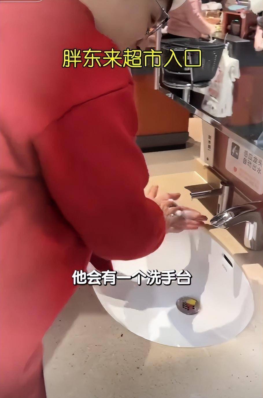 胖东来带飞步步高,日销翻15倍,工资却2000元,网友:没学到精髓
