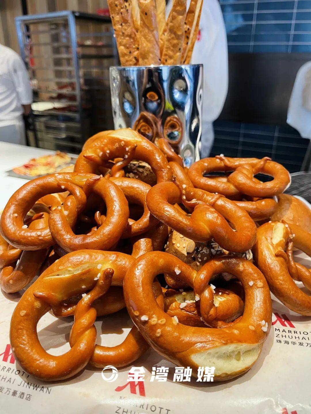 佐以清脆酸爽的德国酸菜蘸上醇厚的黄芥末酱香气四溢的香肠……像蜗牛