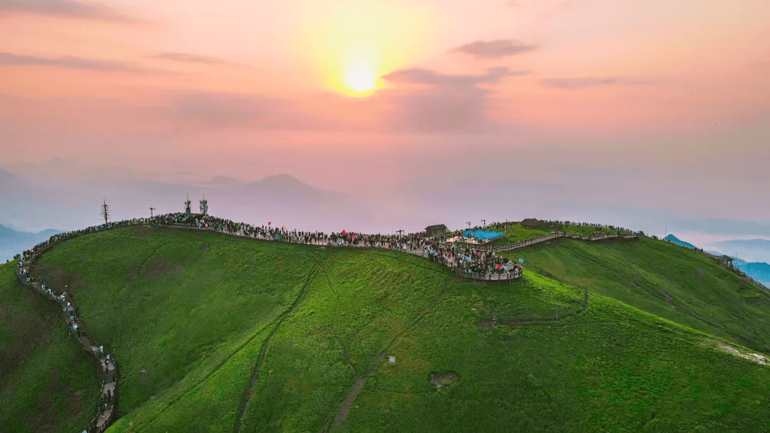 内外新媒体平台推出了一系列旅行体验视频和稿件,将萍乡武功山的美丽