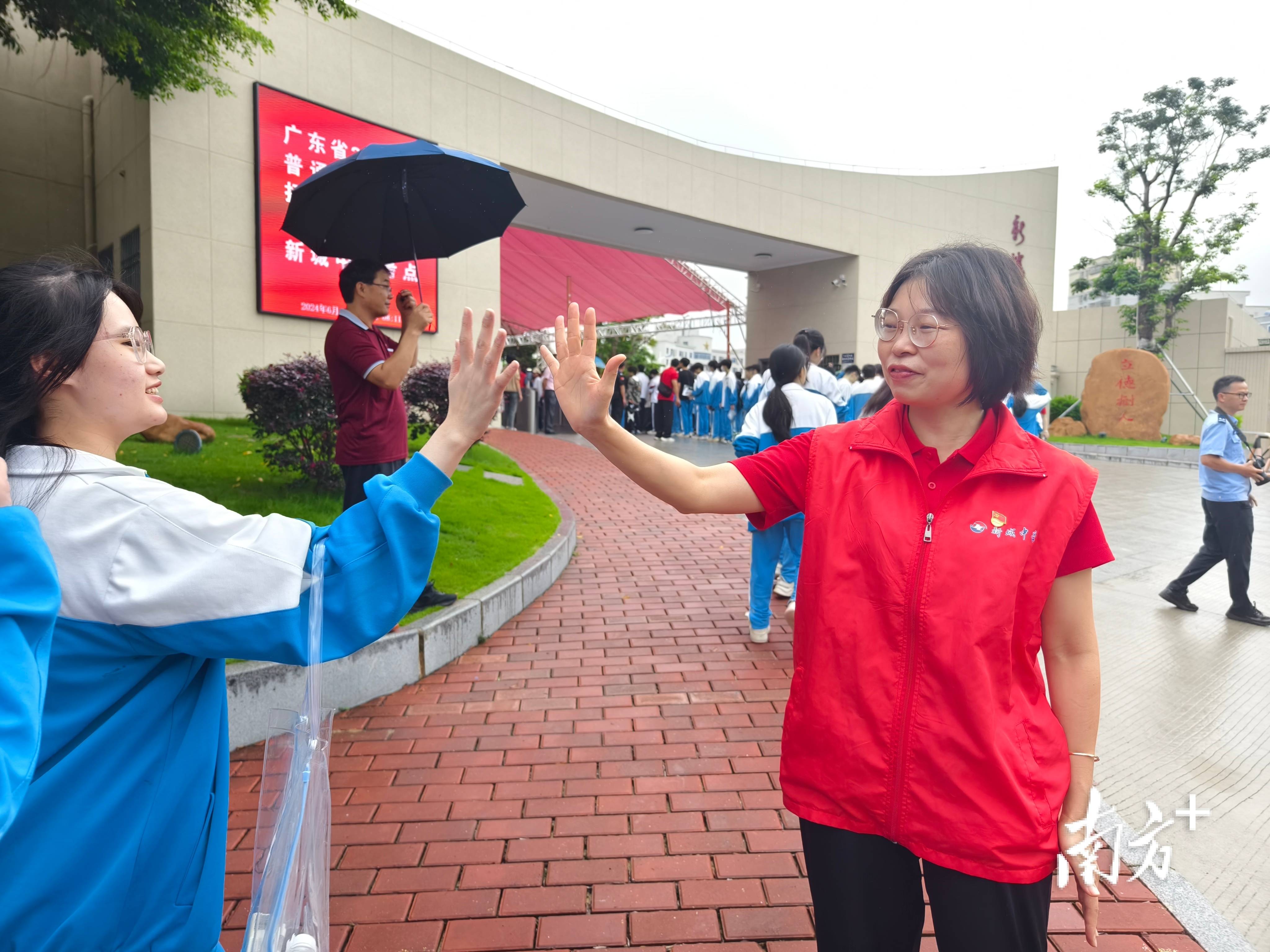 直击汕尾高考现场:一幕幕温暖的多向奔赴上演