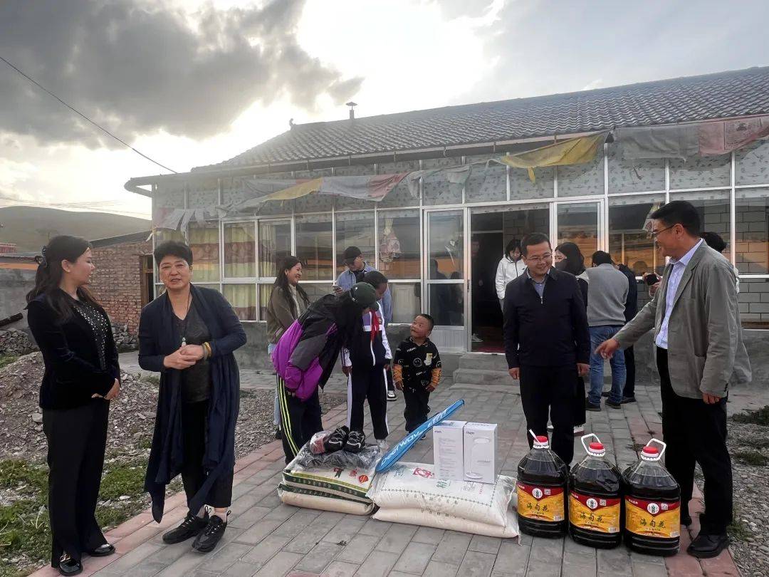 1个集体 2名爱心人士在夏河开展爱心助学活动_教育为本_物资_青年