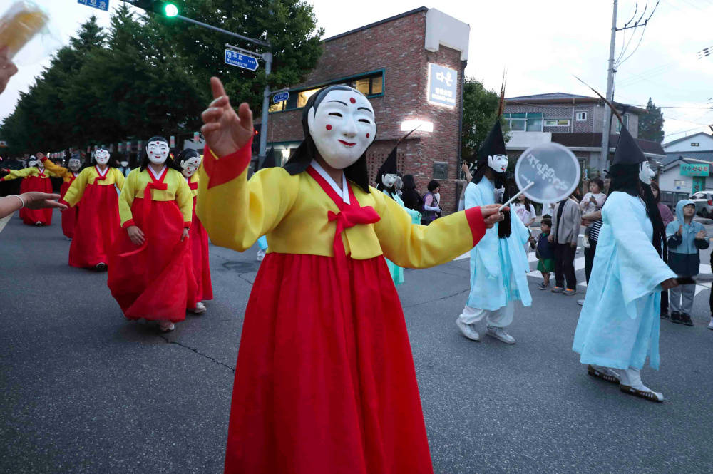  韩国江陵举行民俗节。