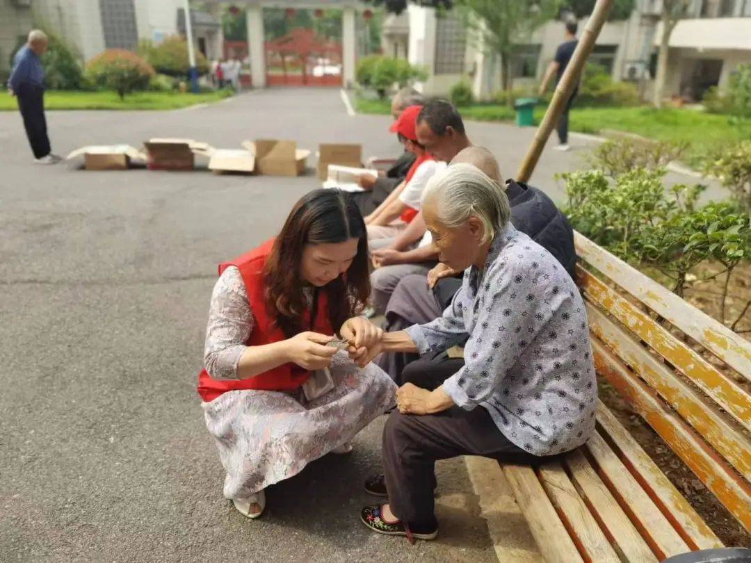 给老人剪指甲志愿者整理床单10白梅乡妇联枞阳县白梅乡新时代文明实践