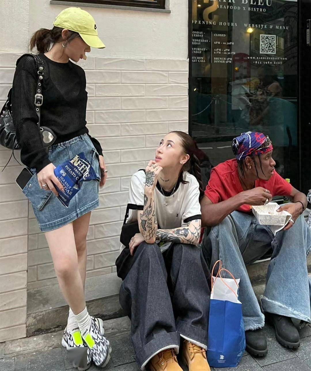 被"香港女生"穿搭惊艳了!穿衣干练,脚踩波鞋,时髦又洋气