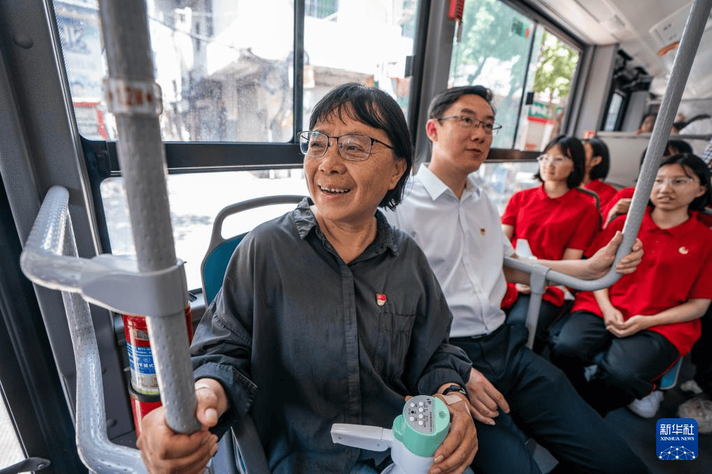 张桂梅校长连续14年送考_华坪_高考_丽江