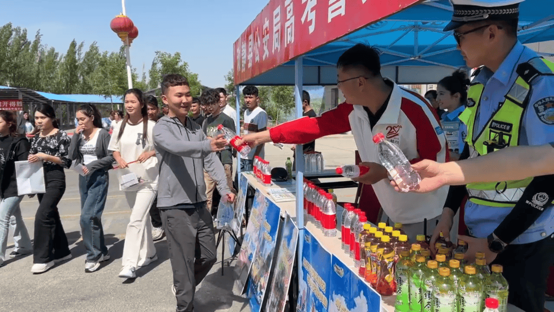 此次活动组织了20辆"爱心高考"车,志愿者们一早组织好和静县第六中学