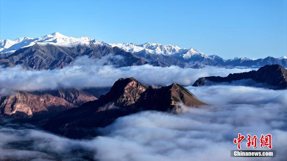 祁连山现低空云海:山间小城薄云缭绕宛若仙境