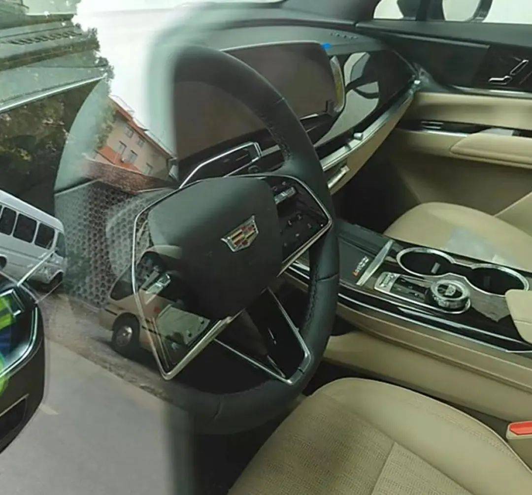 新车内饰换装双联屏,方向盘采用全新样式设计,换挡机构采用旋钮式设计