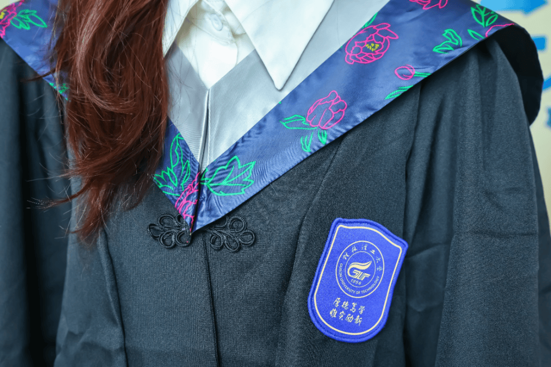 毕业生纪念品 | 桂工定制学位服:让每一刻都值得铭记!