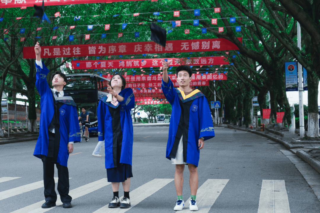 重庆大学学士服图片