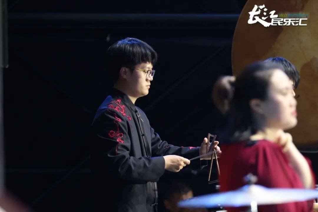 《祈雨》中陕北歌手苏文苍凉催泪的歌声,与悠扬婉转的乐声相结合,刻画