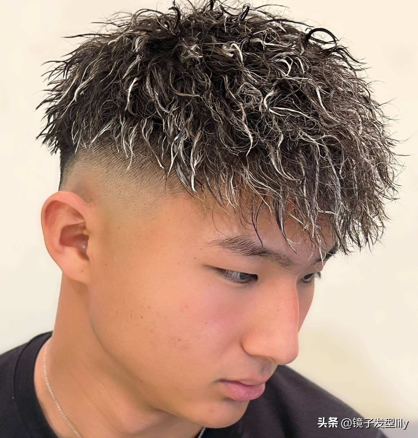年轻男生的最爱发型周边铲短头顶小波纹烫发想不帅都难