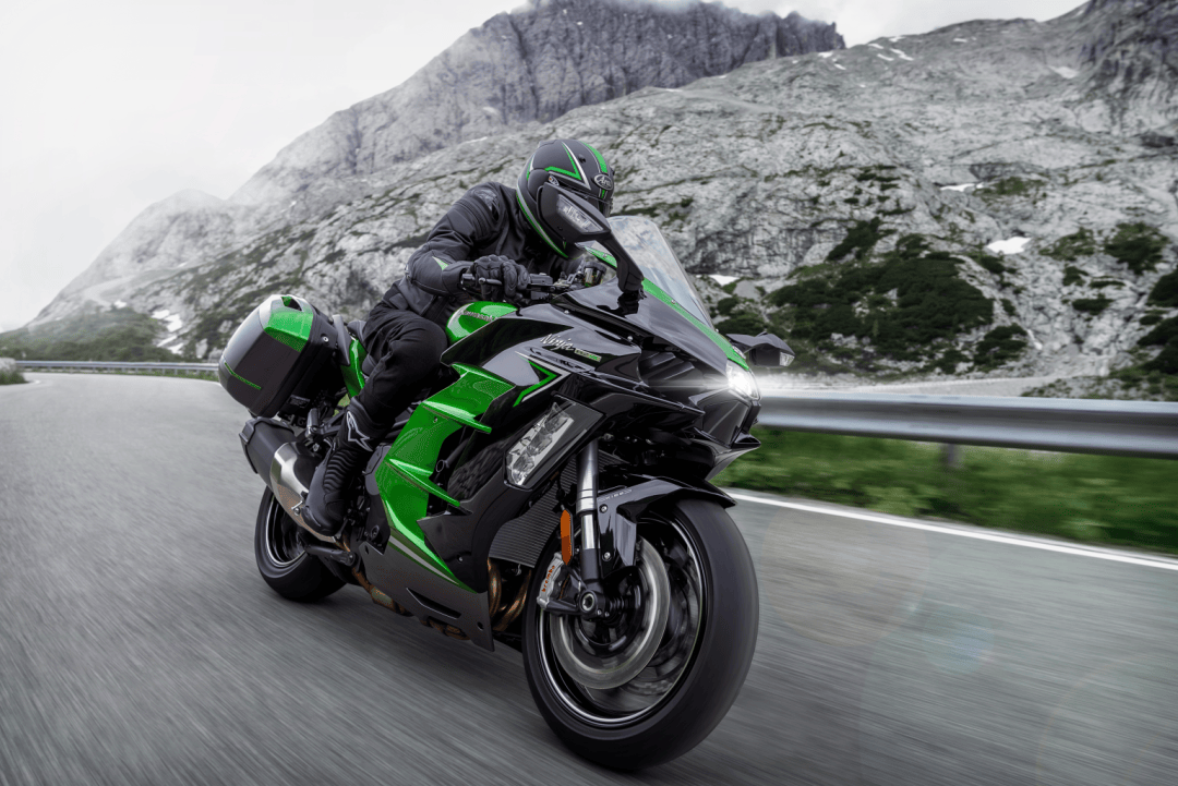 ninja h2 sx搭载了水冷,dohc 16气门并列四缸发动机,排量为998ml