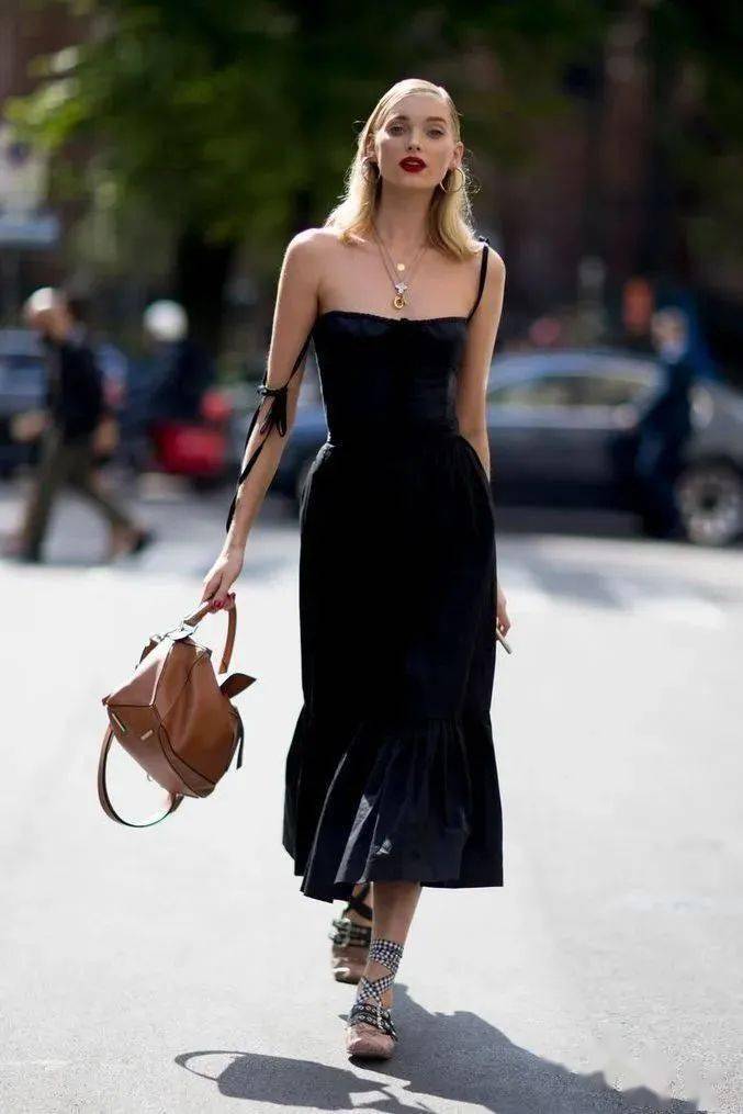 夏天穿这条黑裙子,不经意间惊艳到自己!