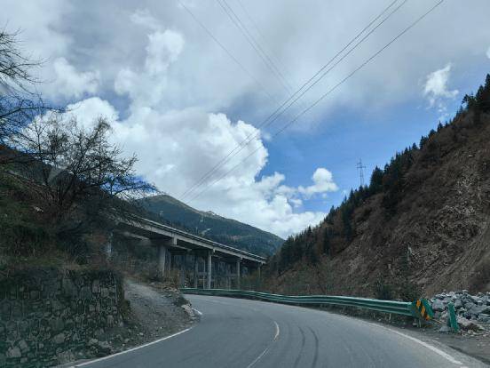 马尔康市国道350线988km 400m至989km 300m(九道拐)三,小金县国道544