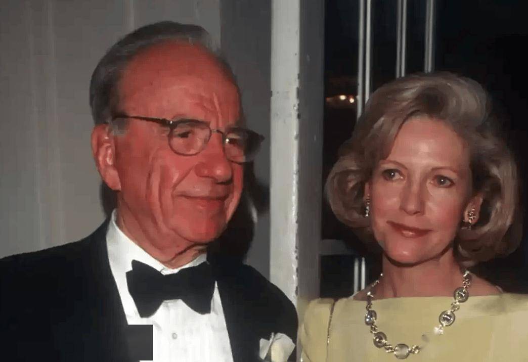 第二任妻子安娜在30多年的时间里事业家庭对默多克尽心尽力,两人也算