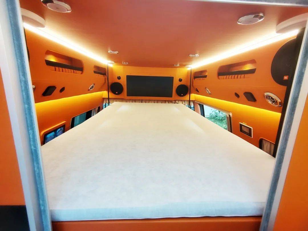 后置厨卫 电动吊床 趣蜂b680plus房车 双重舒适享受