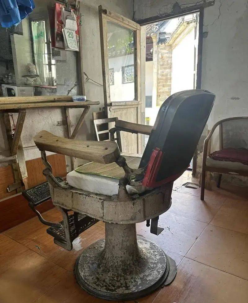 老式的理发转椅已经有一百多年历史了,是上海新生公司生产的,椅子底部