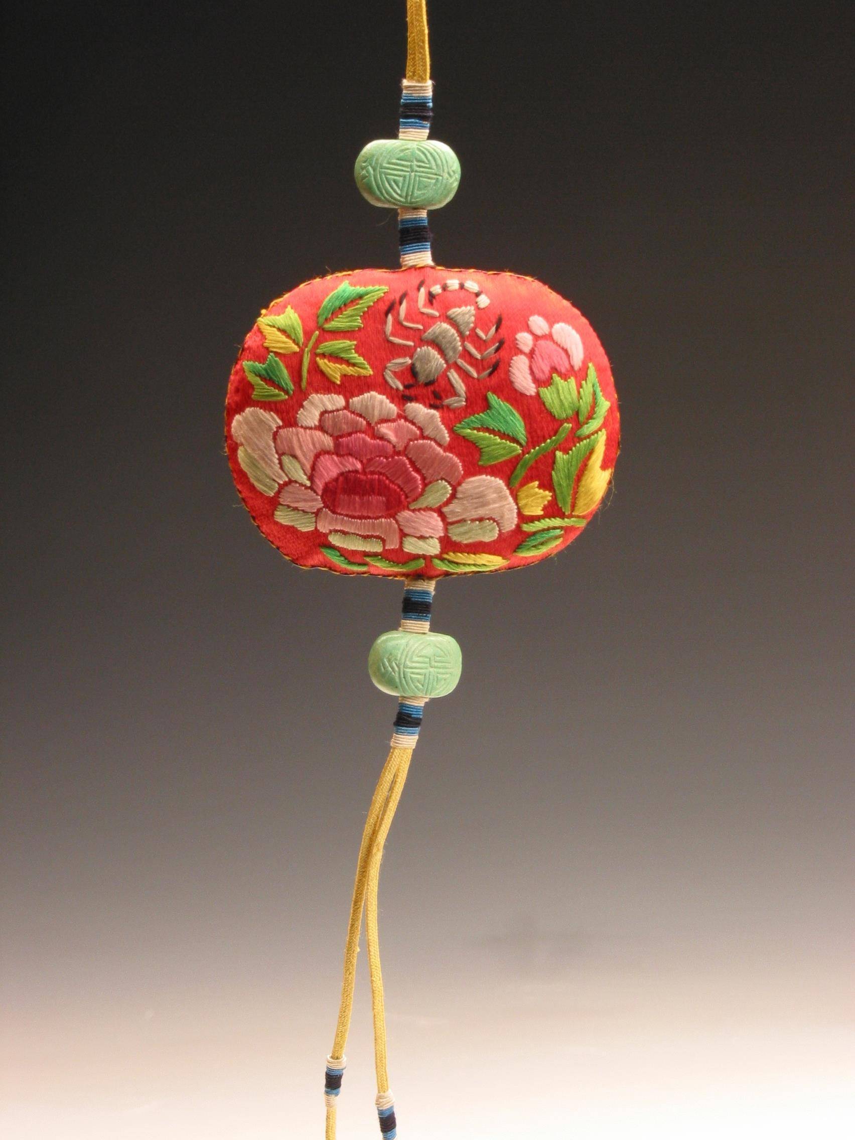 蜈蚣,蝎子,蟾蜍,壁虎)这几个香囊都绣有五毒的图案形形色色 玲珑夺目