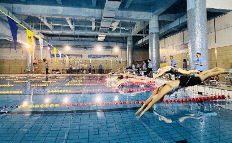 6月10日,2024年罗湖区业余游泳公开赛在罗湖体育馆火热举行,数百名