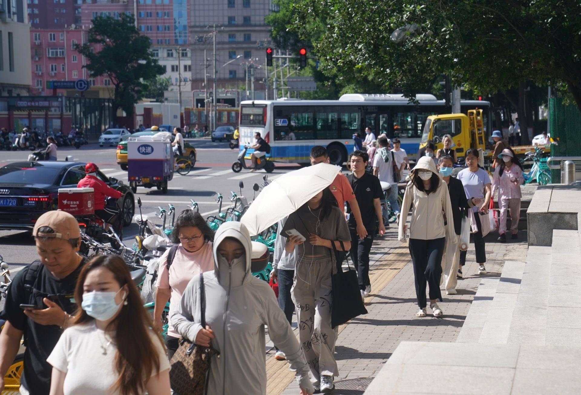 高温暑气侵袭北京街头