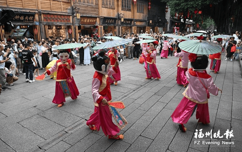 国潮非遗市集,街区快闪,民俗表演……三坊七巷迎沉浸式文化盛宴