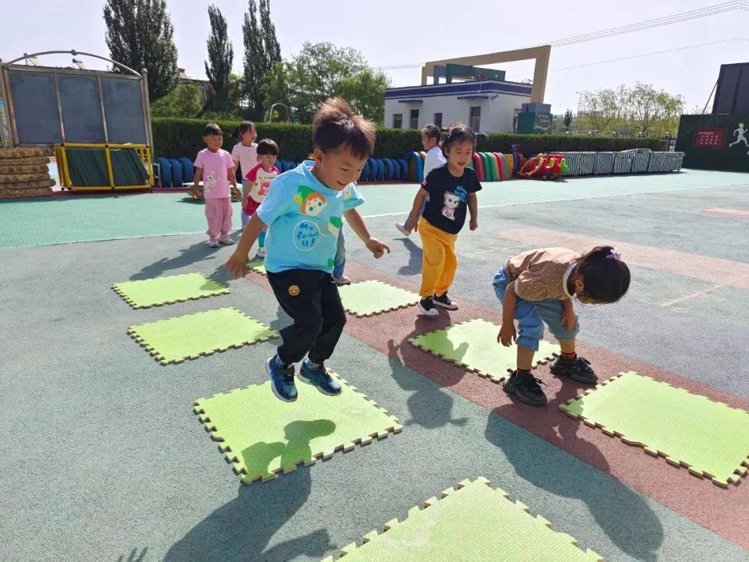 棋盘井第一幼儿园自主游戏:小地垫 大乐趣