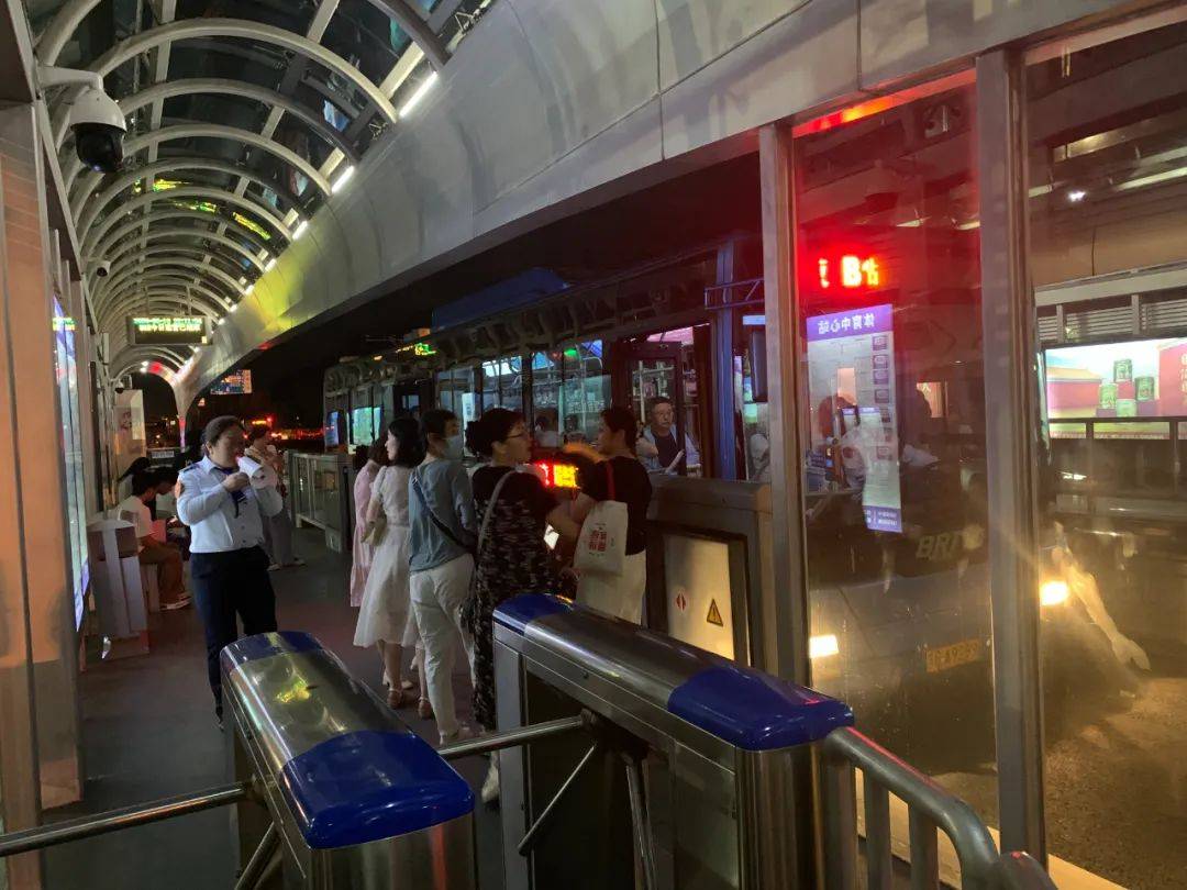 体育中心东门连云港之夏体育中心南门brt体育中心站台公交集团领导