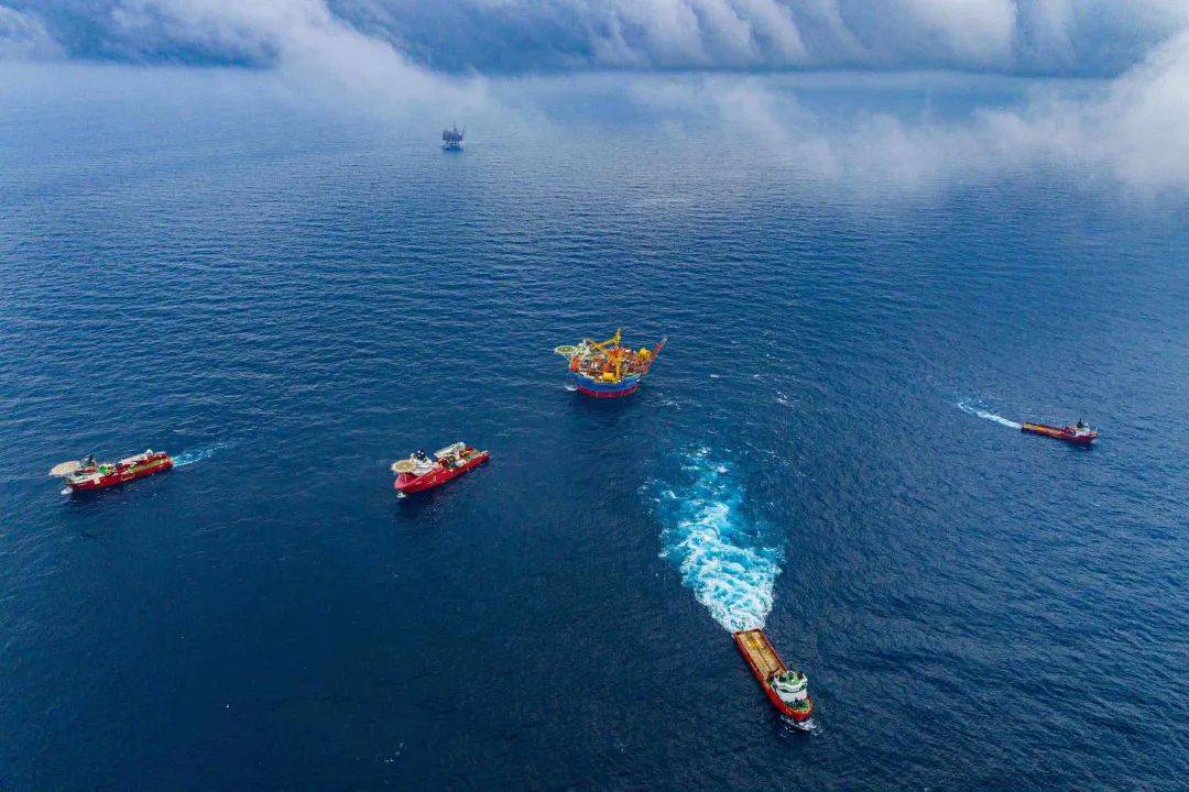 亚洲首艘圆筒型浮式生产储卸油装置海葵一号完成海上安装