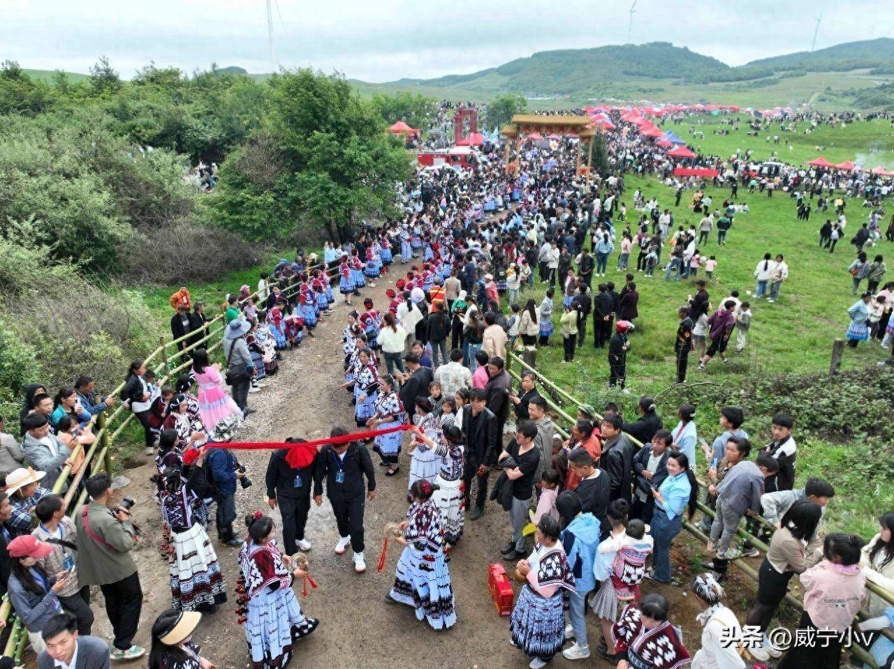 威宁雪山镇苗族花山节开幕式盛况