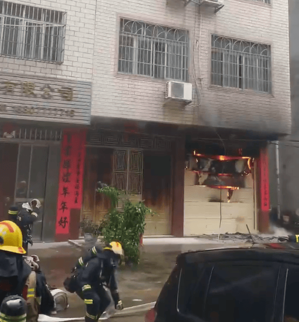 今天金桥街一天地楼着火了!现场浓烟滚滚