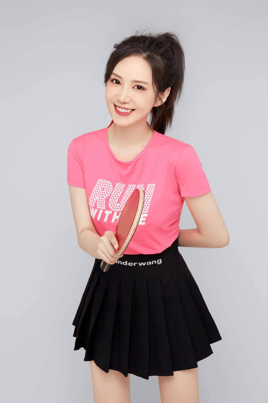 国乒高颜值女神开球馆,孙颖莎 王楚钦 马龙送祝福,刘国正老婆美貌和