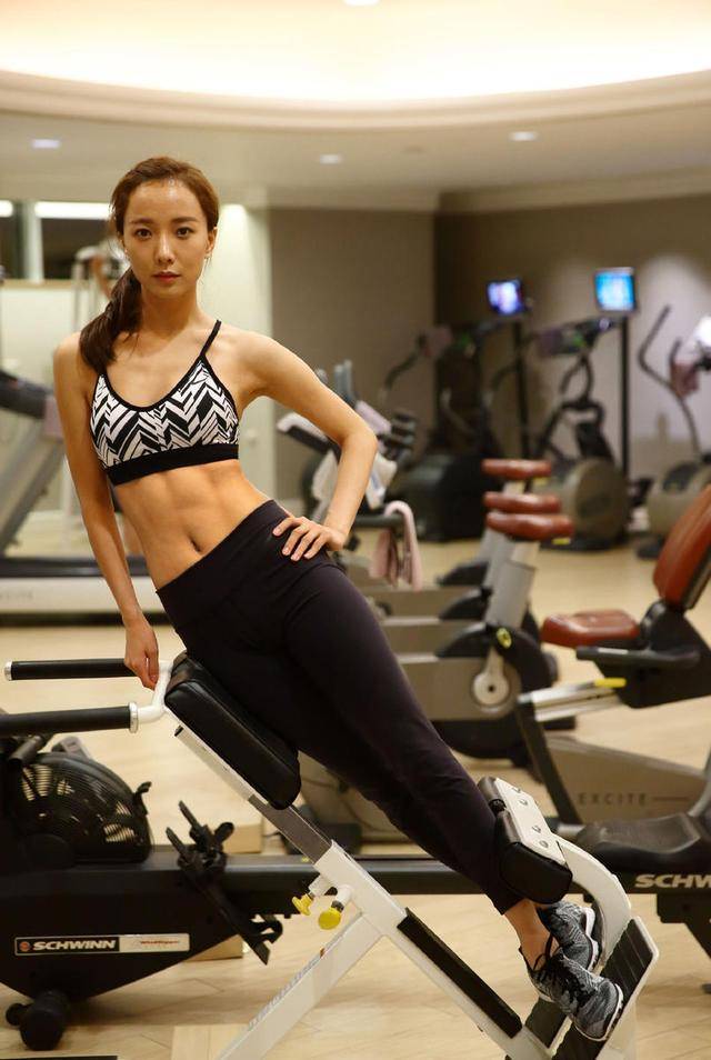 这些女星既有腹肌,又有胸肌,徐冬冬身下放鸡蛋,塑造完美身材