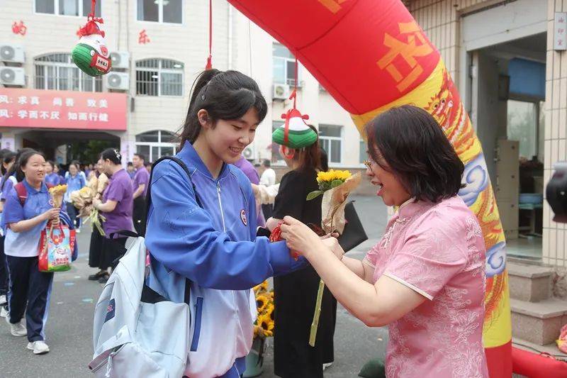 "七"开得胜 "中"灵毓秀——青岛七中举行2021级离校仪式