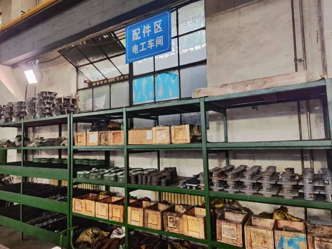 车工车间由于摆放有车床,钻床等设备及物料,导致地面老化,凹凸不平