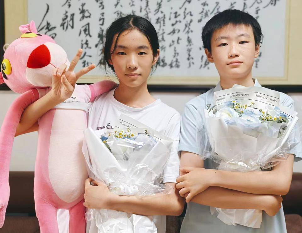 双胞胎女儿同时参加中考,导演妈妈专程从北京赶来济南陪考