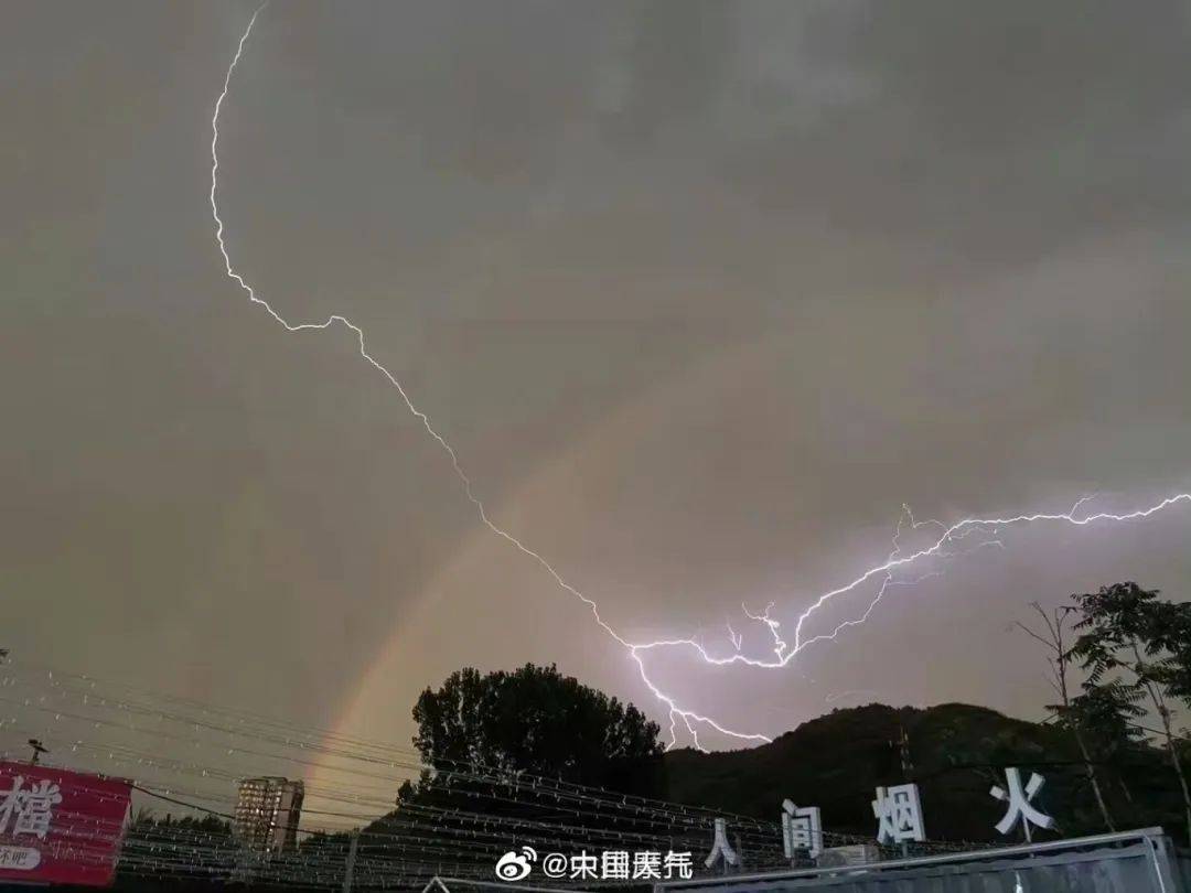 北京疾风骤雨,电闪雷鸣!一秒"入夜"!太吓人了