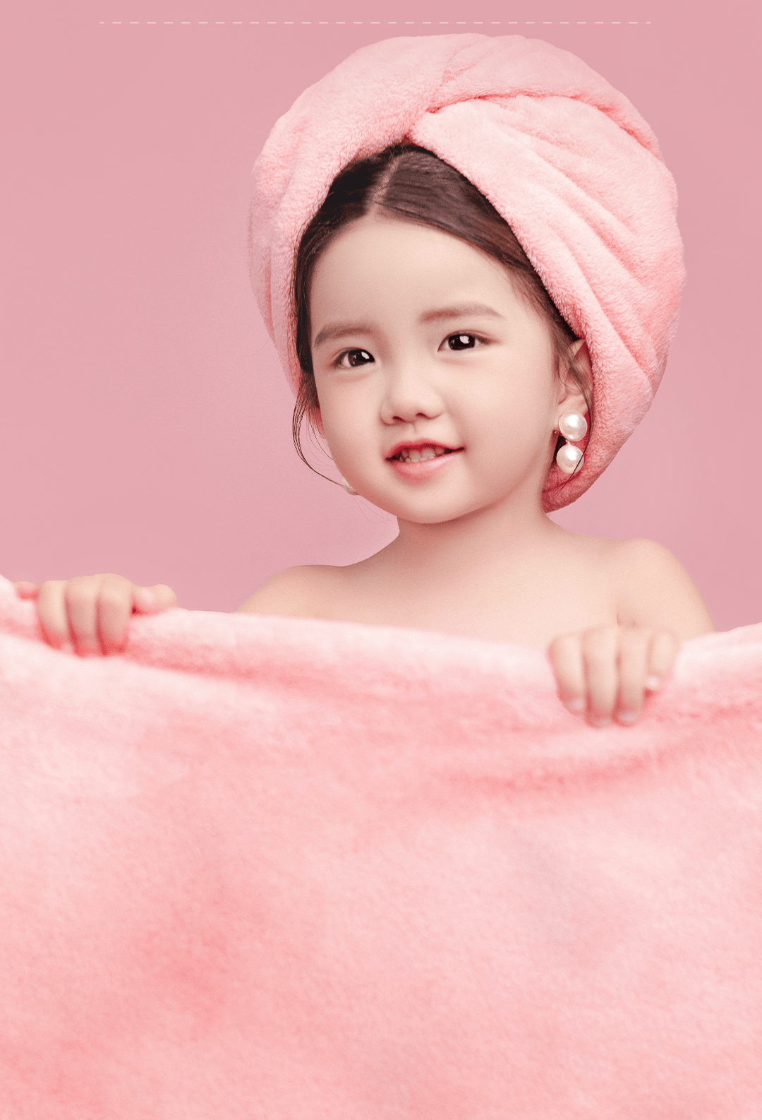 疯狂吸睛!珍珠浴袍小女孩的写真杰作
