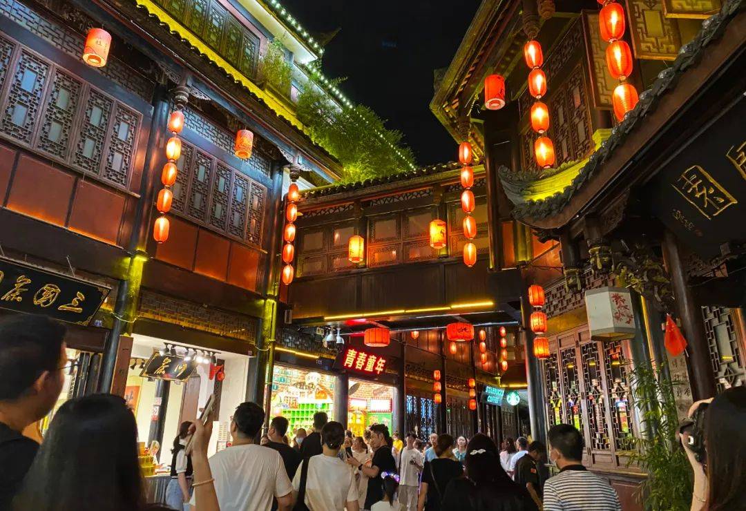 魅力文殊坊是成都市的三大历史文化保护区之一,以千年古刹文殊院为主