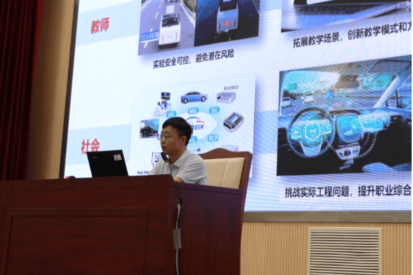 在新能源汽车科普环节,徐小璞,南江峰分别以《新能源汽车产业和技术